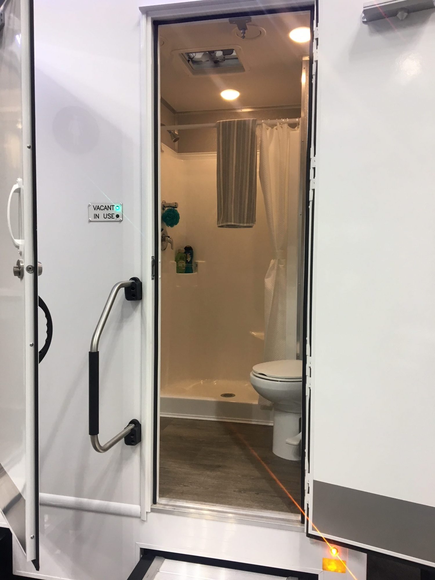 mobile toilet with shower